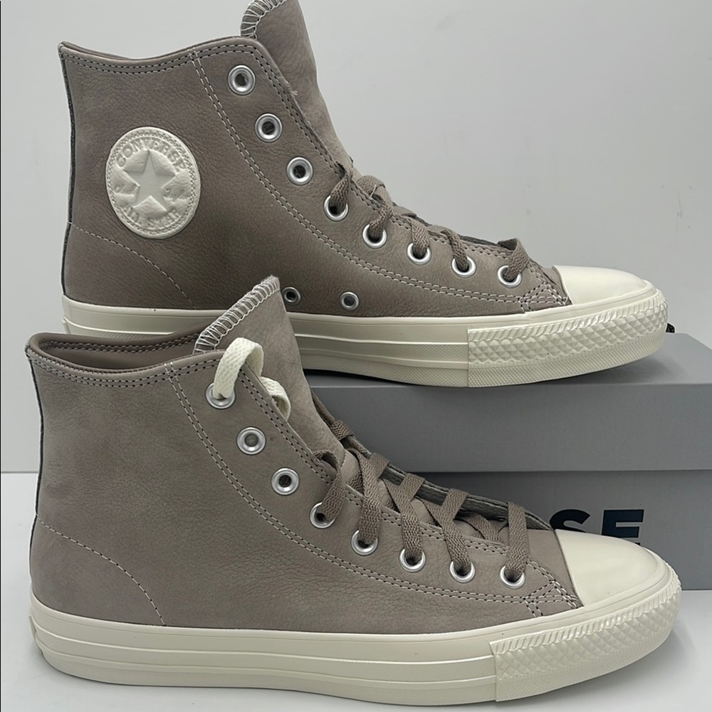 Converse WMNS High-Tops in Gray Sneakers A09246C
CTAS PRO HI
HUMMUS/EGRET/HUMMUS